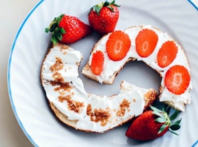 bagels with strawberries to help you not feel guilty after eating